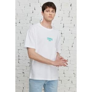 AC&Co / Altınyıldız Classics Pánské bílé tričko s výstřihem 100% bavlna s potiskem.