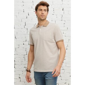 ALTINYILDIZ CLASSICS Pánské béžovo-bílé tričko Comfort Fit s volným polo límečkem a kapsou.