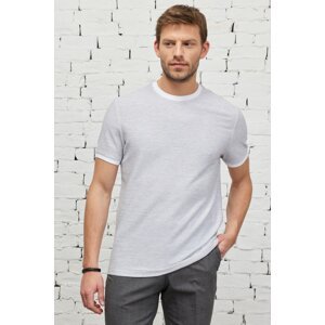 ALTINYILDIZ CLASSICS Pánské bílo-šedé tričko Comfort Fit s volným střihem a kulatým výstřihem z bavlněného žakáru.