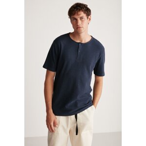 Pánské tričko GRIMELANGE Harry s límečkem, speciálně vzorovanou texturou, z husté látky, 100% bavlna, námořnická modř