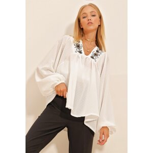 Trend Alaçatı Stili Women's White V-Neck Embroidery Textured Blouse