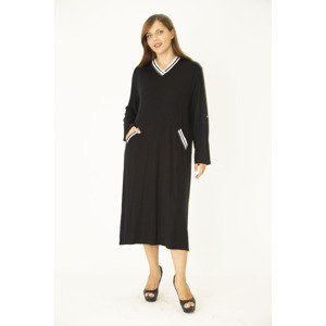 Černé žebrované šaty s výstřihem do V pro ženy plus velikosti, s nastavitelnou délkou rukávů a kapsou.