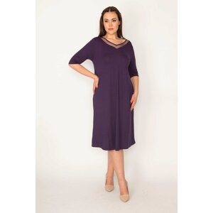 Šaty Šans pro ženy plus velikosti fialové s límečkem, tylovými a krajkovými detaily